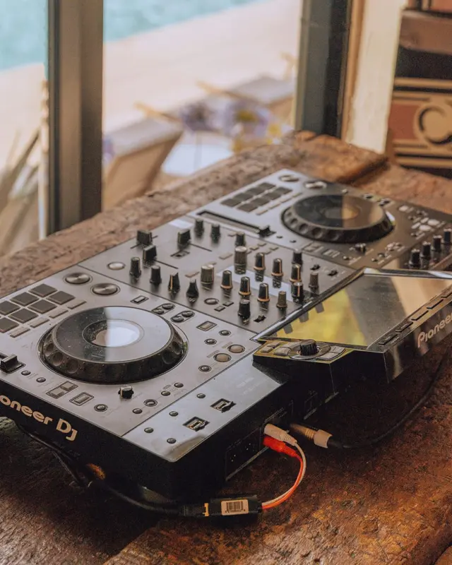 Friday plans? Saturday too. ✨
Live DJs, great cocktails and the kind of evenings you don't rush. See you at the bar this weekend.

#DorsetFood #OldHarryRocks